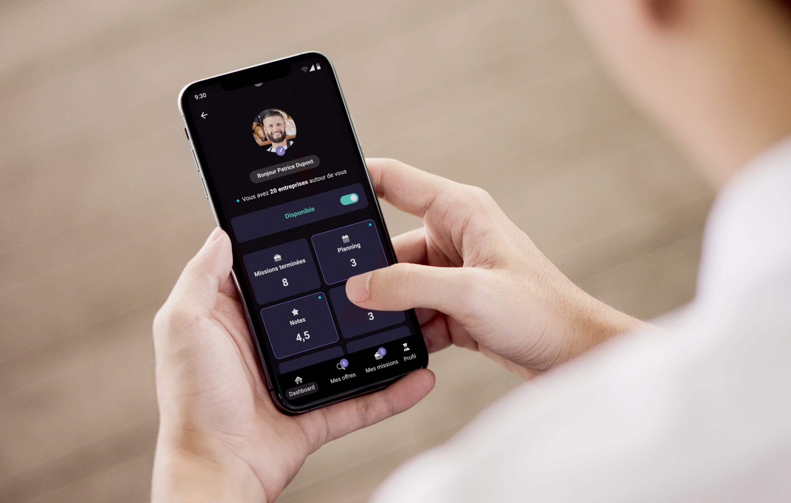 Application mobile de gestion d'entreprise, interface conviviale avec profils, planning, missions terminées, notes et offres. Outil essentiel pour la productivité et l'organisation professionnelle.