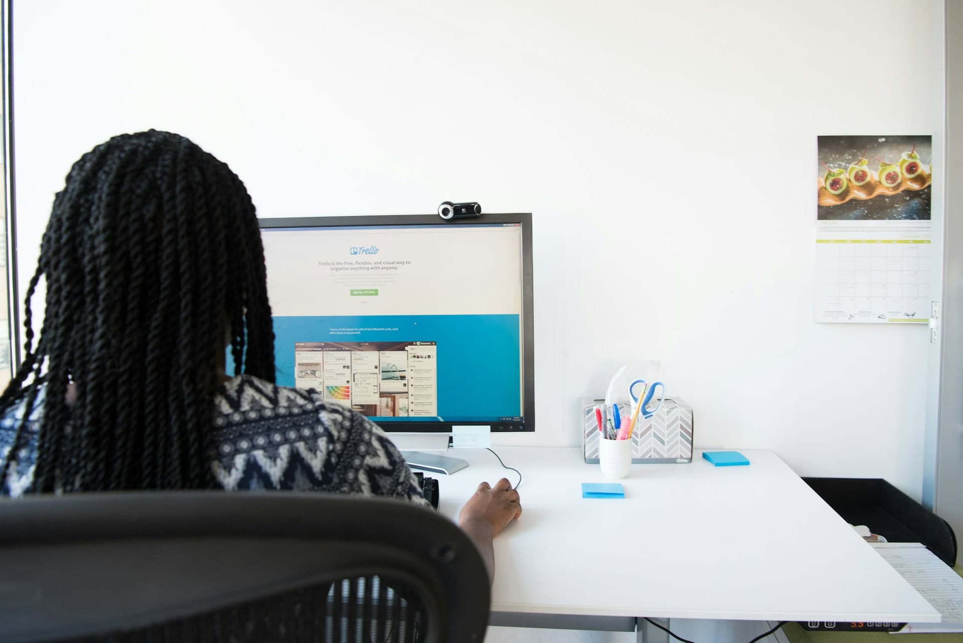 Calepin avec stylos et ciseaux, bureau d'étude ou de conception, espace de travail moderne, organisation bureau, environnement professionnel, créativité, outils de travail, design épuré.
